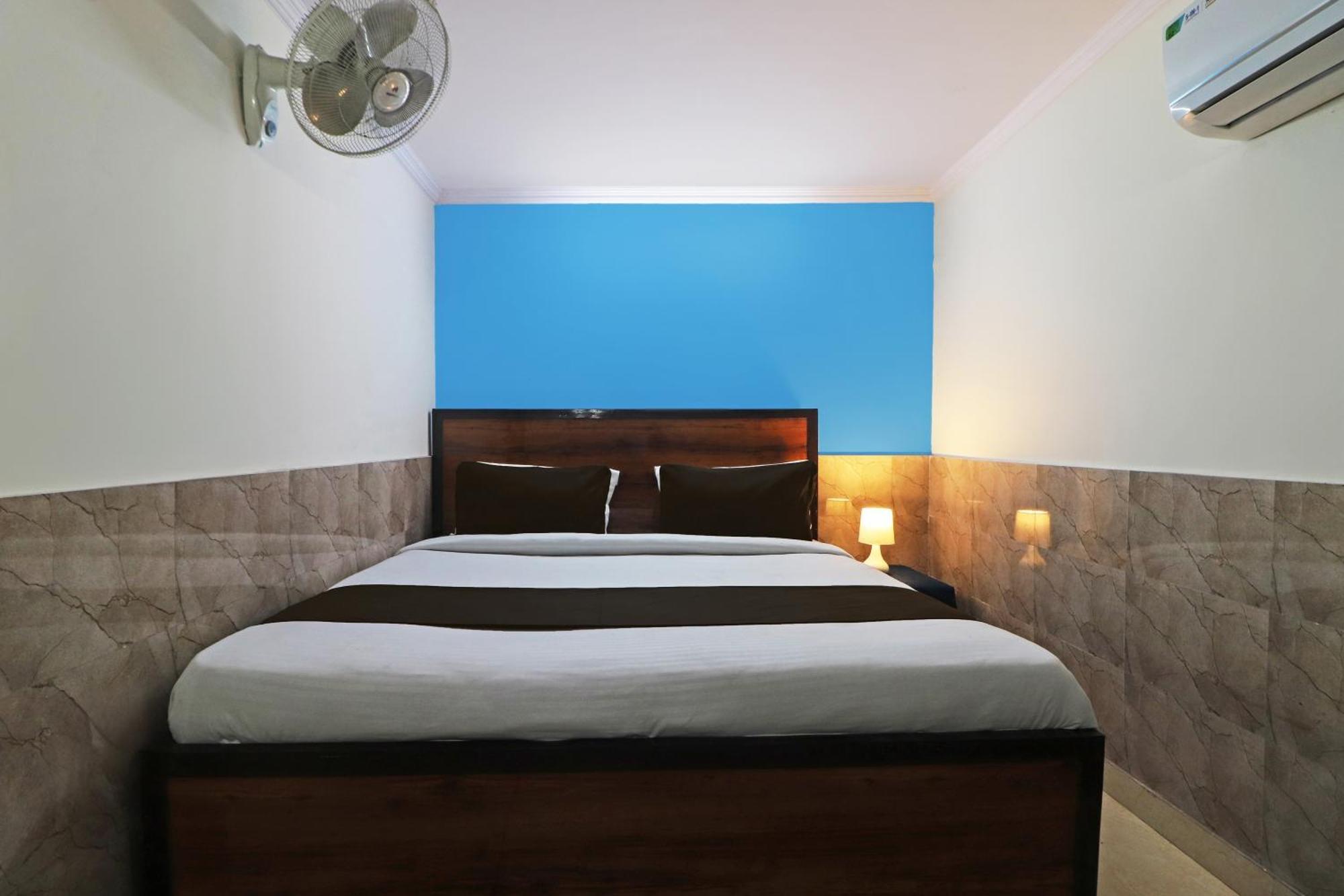 Hotel O Bluemoon Inn, South Campus New Delhi